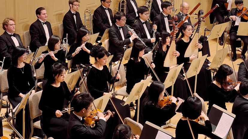 オーケストラピットで演奏する神韻芸術団のオーケストラ
